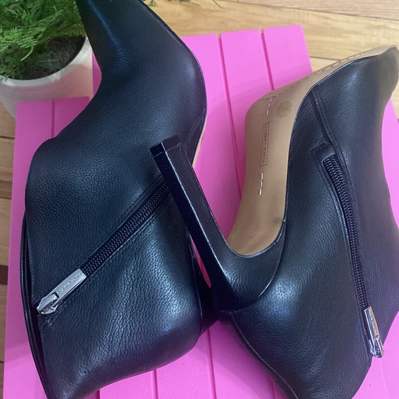 Vince Camuto - Picture 4 of 7